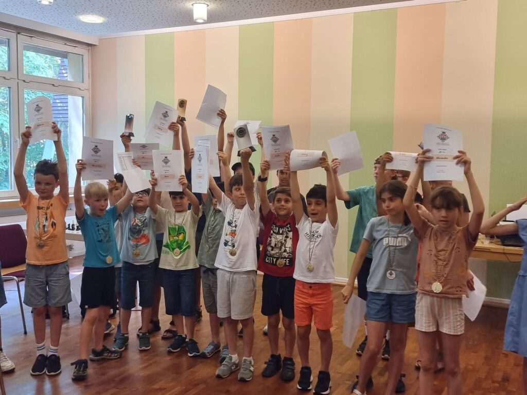 Alle Kinder mit Urkunden und Medaillen